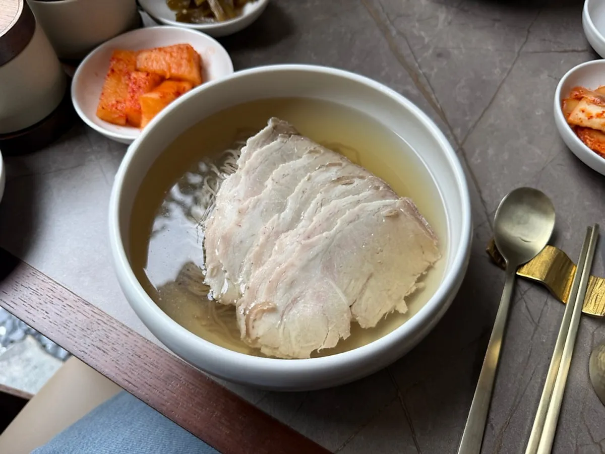 홍대 한옥 식당 안옥의 평양냉면과 곰탕 상차림