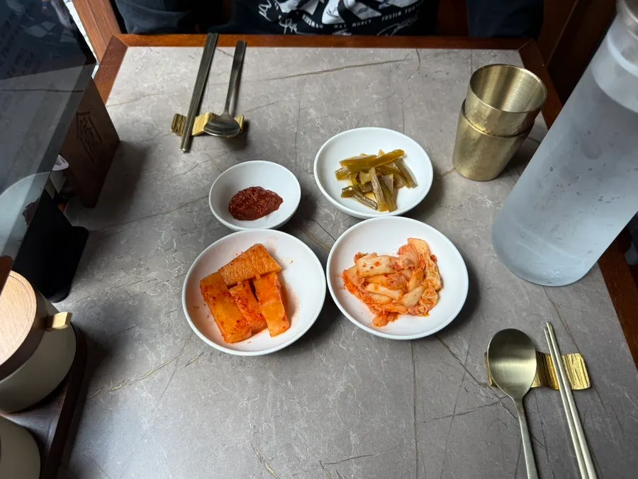창가 자리에서 바라본 안옥 실내