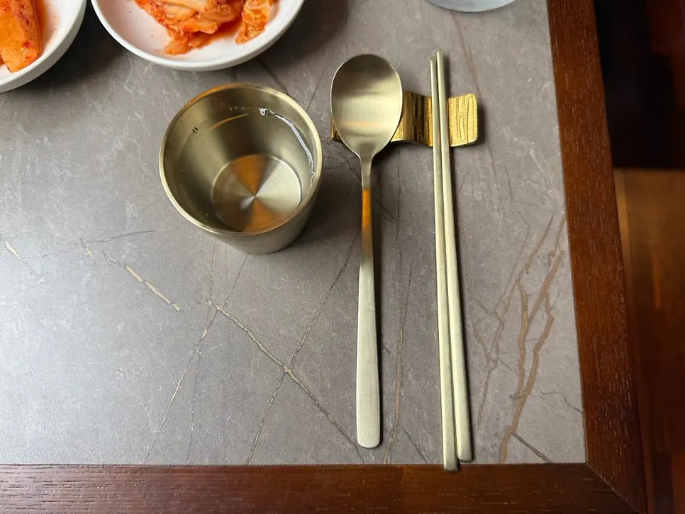 깍두기와 김치, 궁채나물 기본 반찬