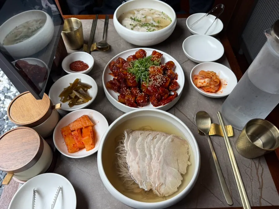 고기가 수북하게 올라간 안옥 평양냉면