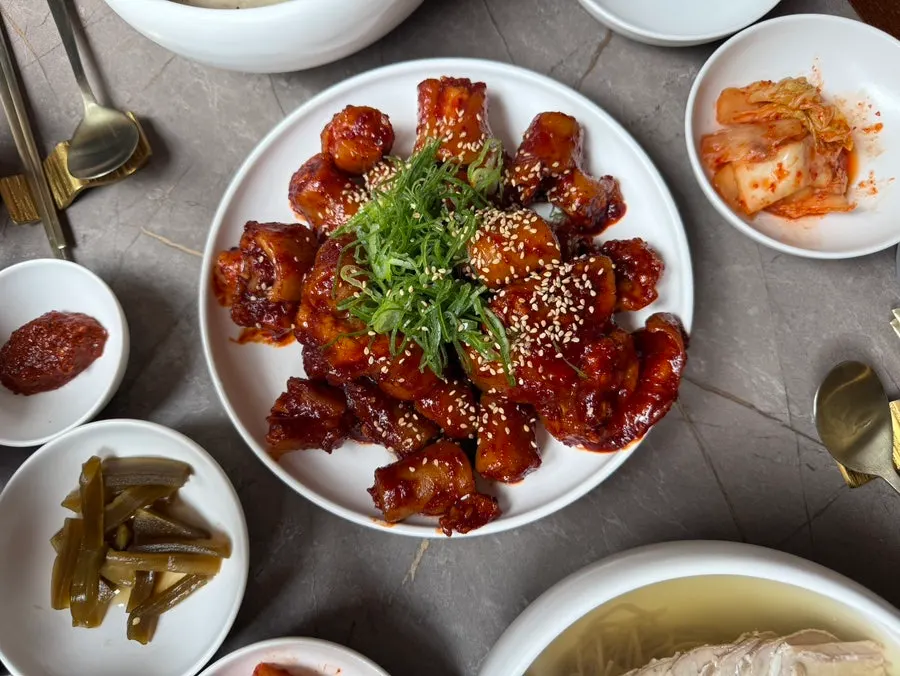 푸짐하게 차려진 돼지꼬리찜 한 상