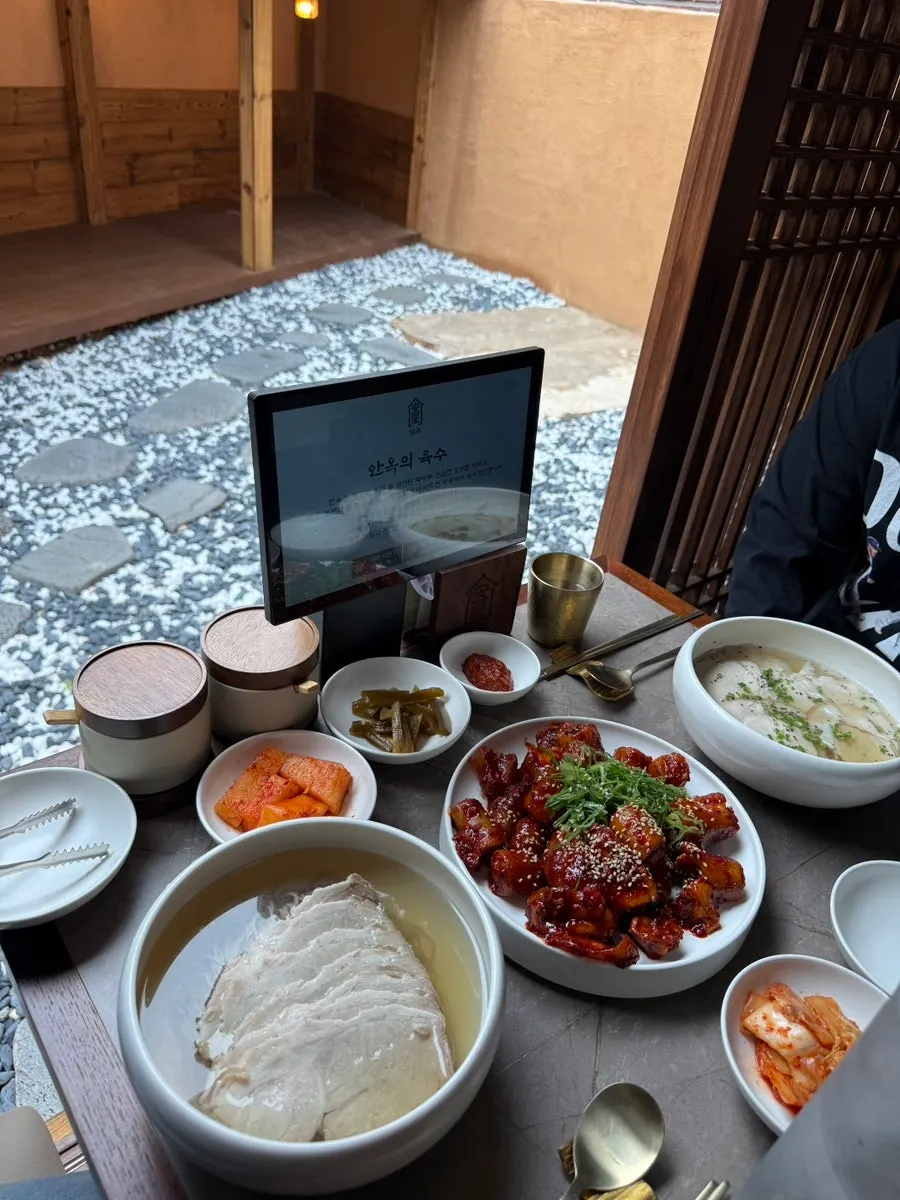 쫄깃한 콜라겐이 보이는 돼지꼬리찜