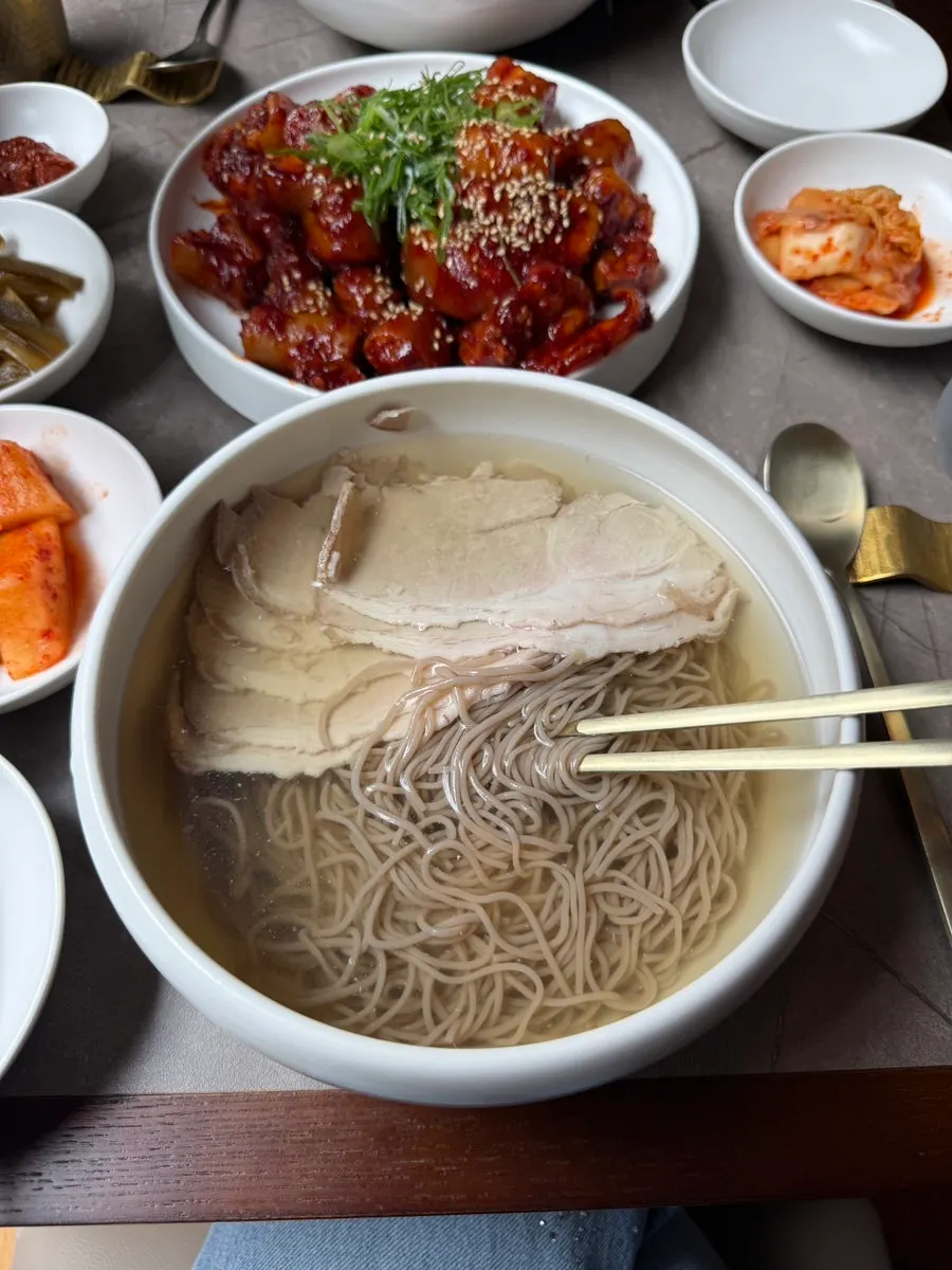 한옥에서 먹는 곰탕과 평양냉면 한식 상차림