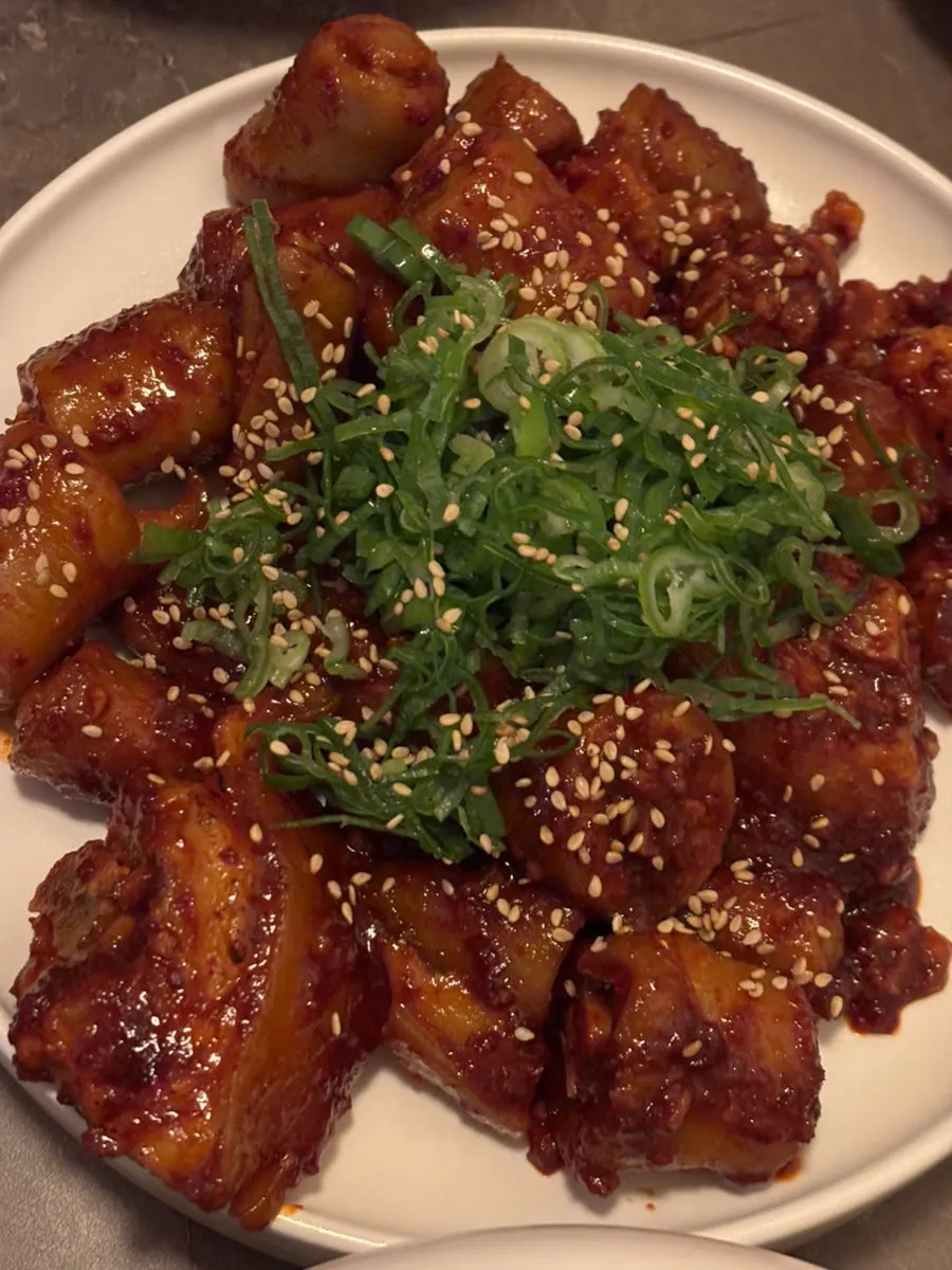 김치와 크기를 비교한 평양냉면 고기