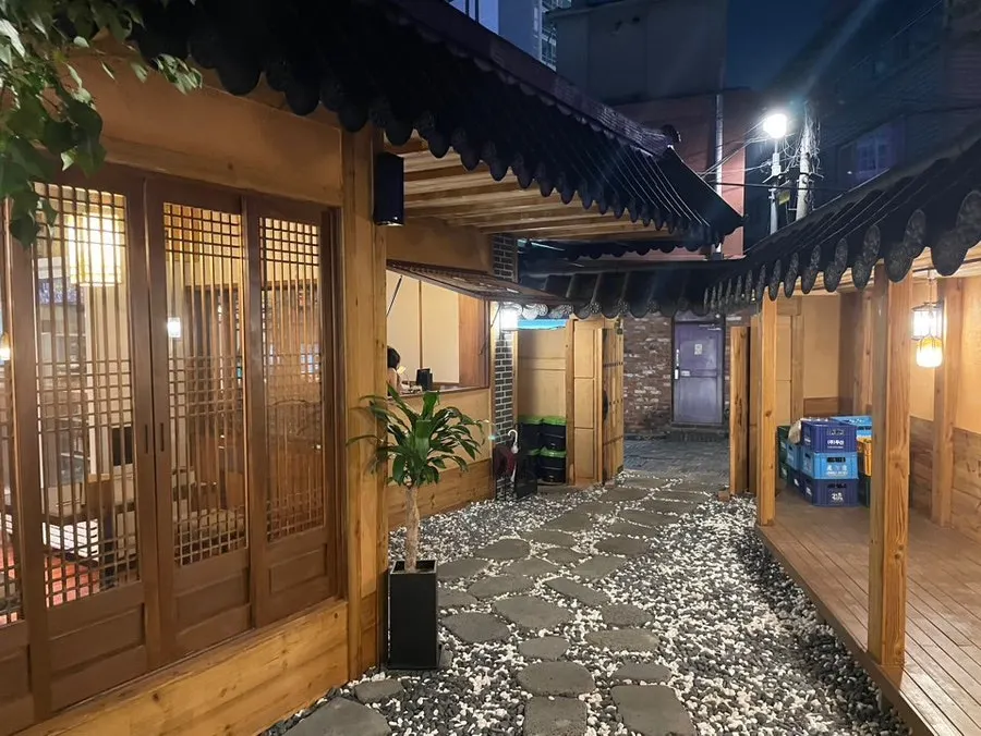 저녁에 찾은 안옥 한옥 건물 전경