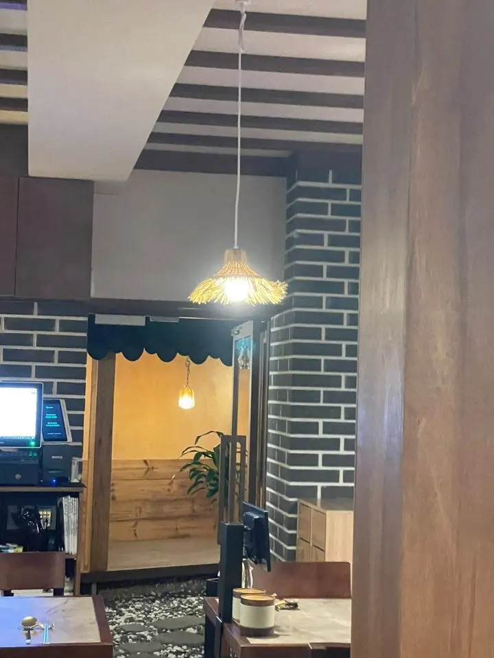 저녁 8시 안옥 실내 좌석 풍경