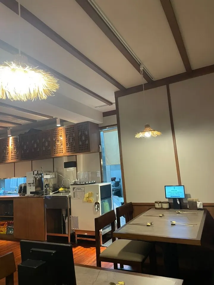 자갈이 깔린 안옥 바깥 마당