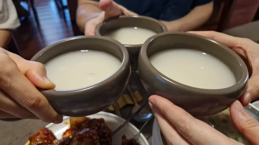 Kooksoondang makgeolli alongside pork tail jjim
