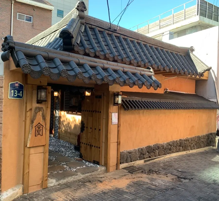 골목 안쪽에서 본 안옥 한옥 외관