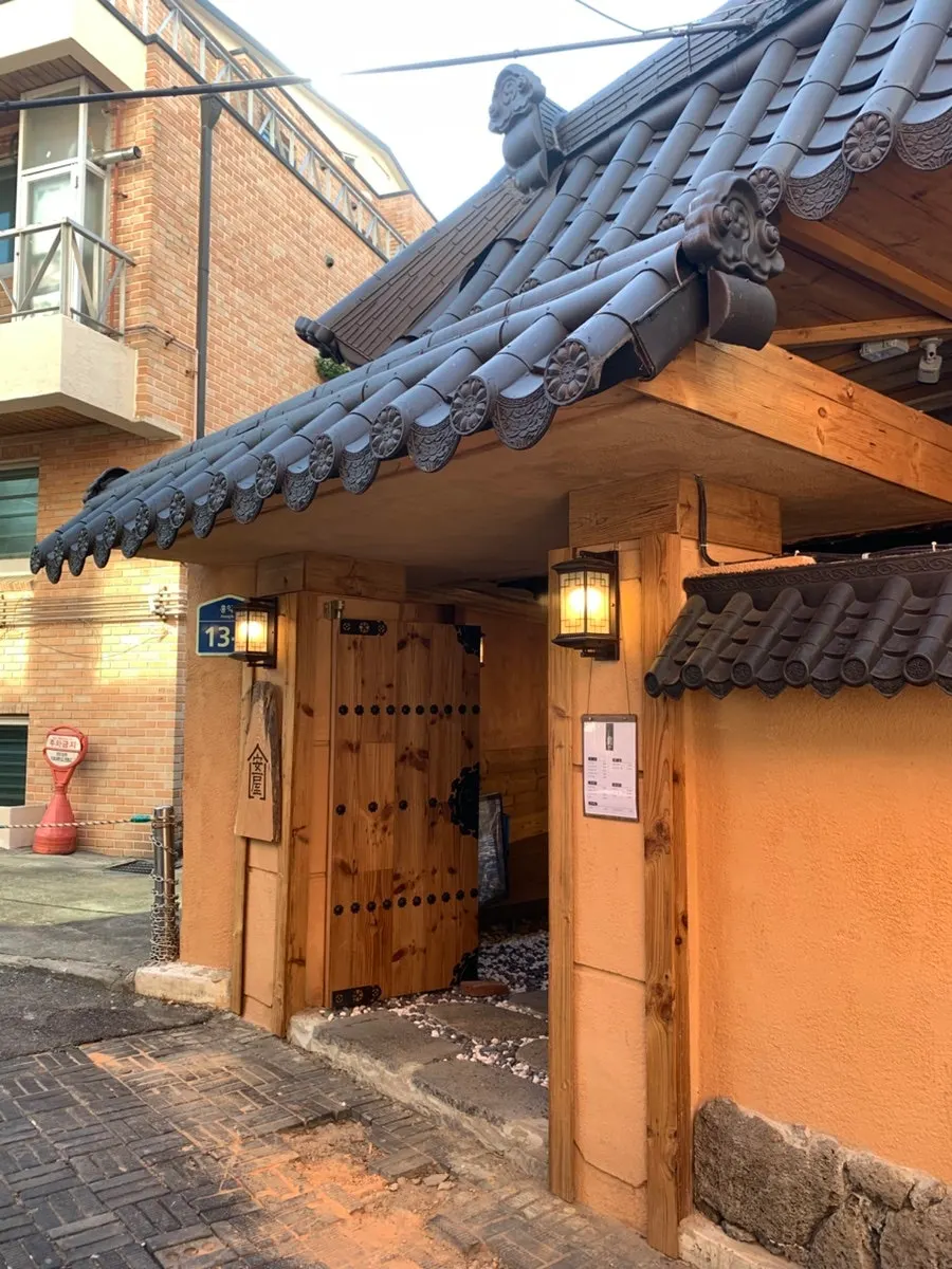 기와와 나무 대문이 있는 안옥 입구