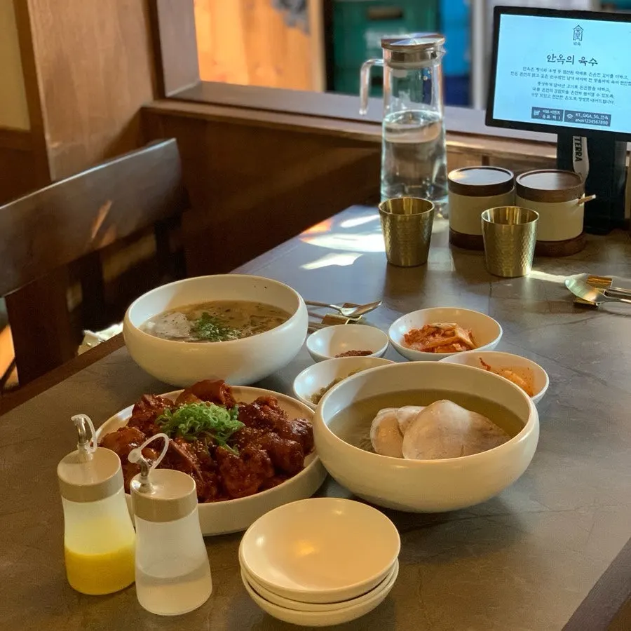 평양냉면과 맑은곰탕이 놓인 테이블