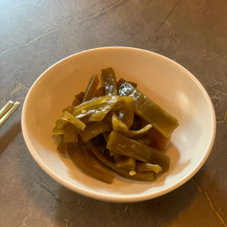 오독오독한 궁채장아찌 반찬 접시