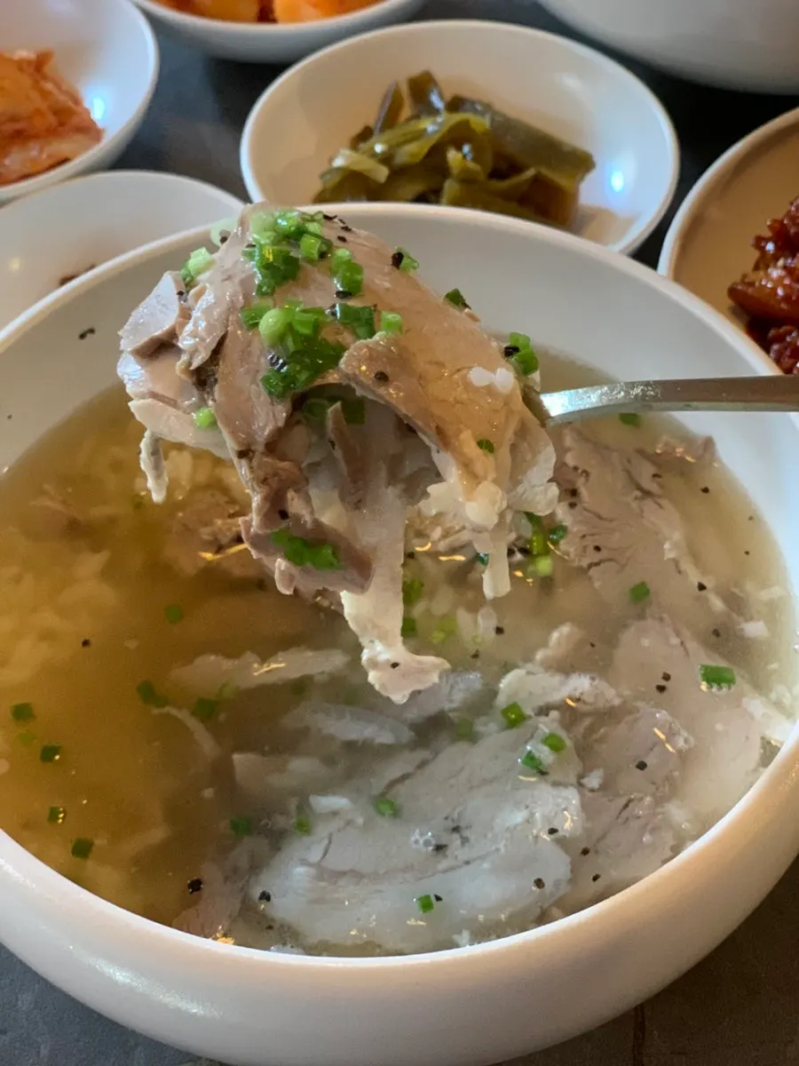 고기가 넉넉히 든 맑은곰탕 한 그릇