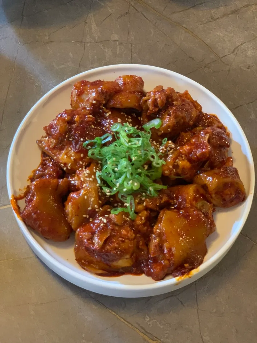 진한 양념의 안옥 돼지꼬리찜