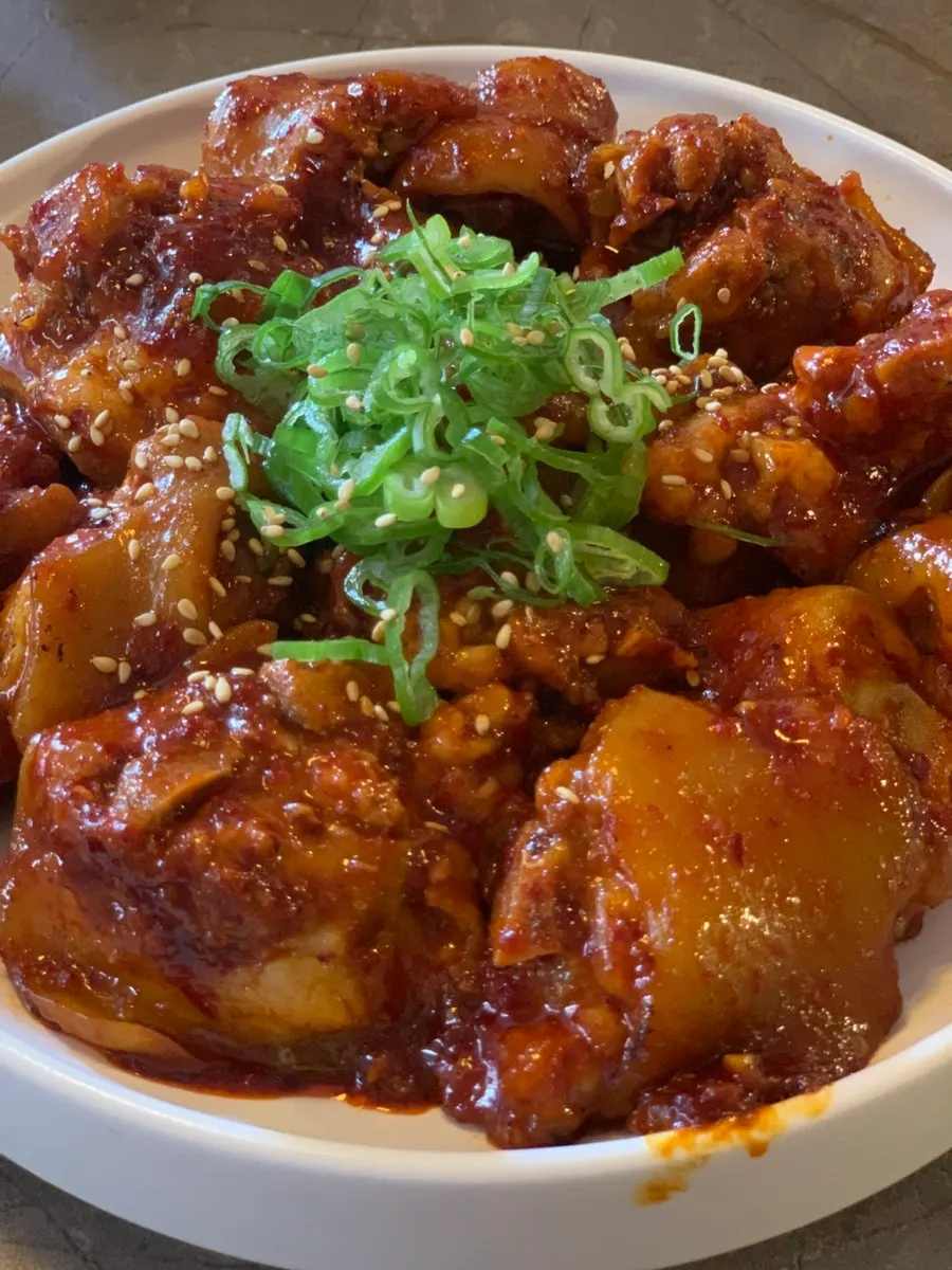 야들야들한 돼지꼬리찜 한 점
