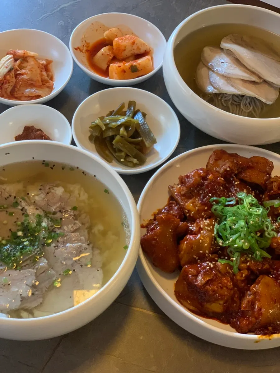 평양냉면과 곰탕, 돼지꼬리찜이 함께 놓인 상