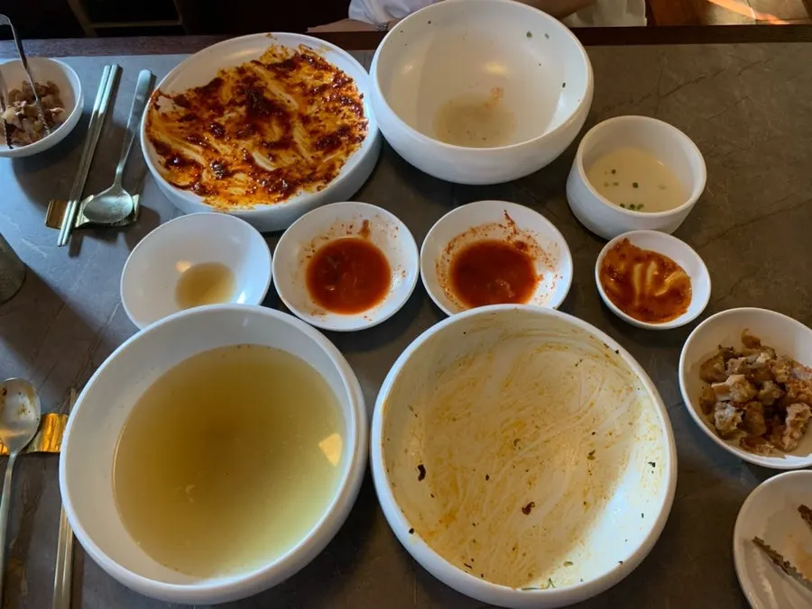 식사를 마친 안옥 테이블