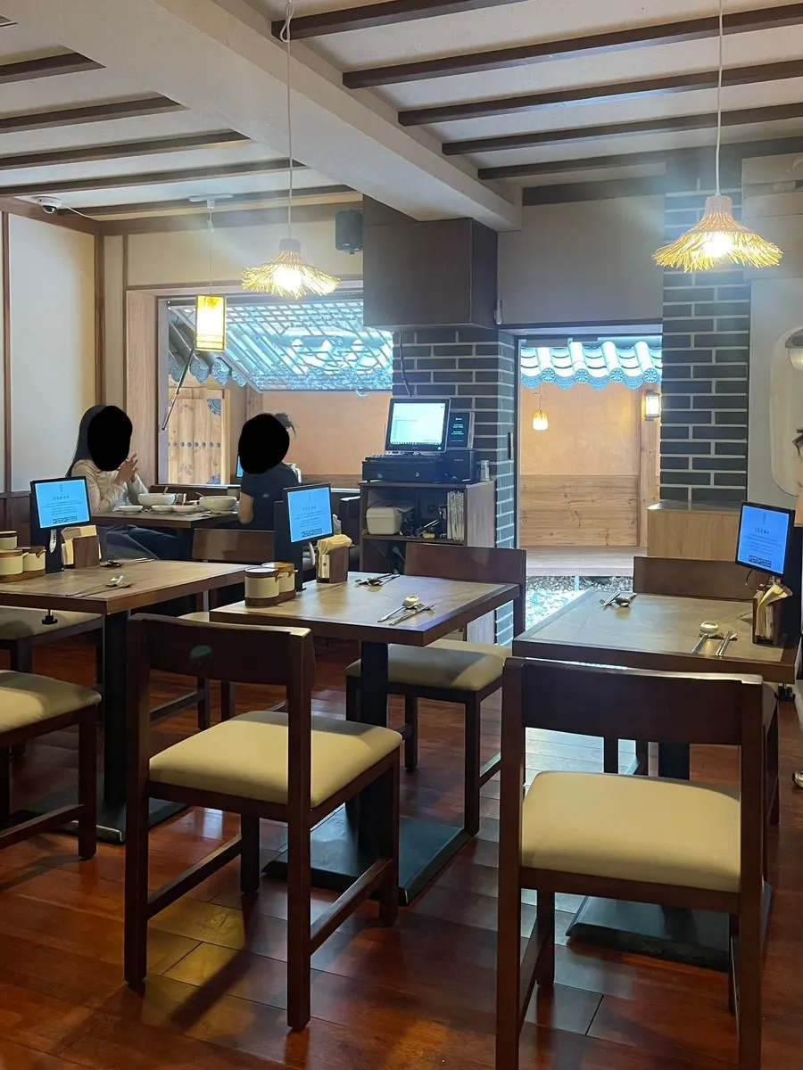 고전적인 느낌의 안옥 내부 좌석
