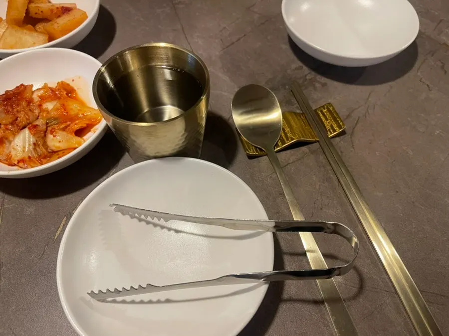 전통 느낌 수저받침과 물컵 세팅