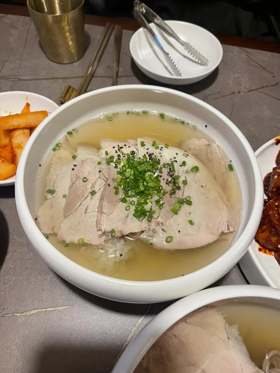 고기 고명 올린 안옥 평양물냉면