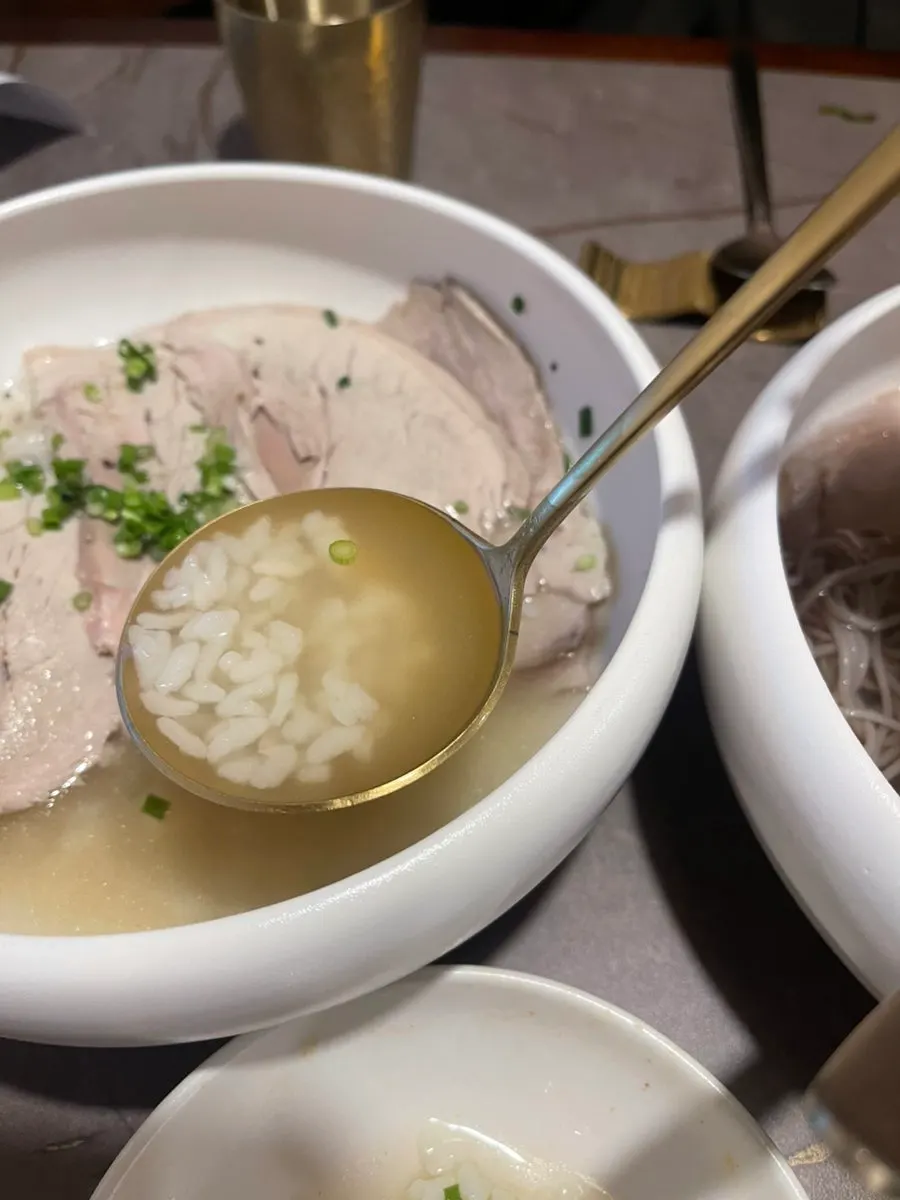평양물냉면 육수와 고명 클로즈업