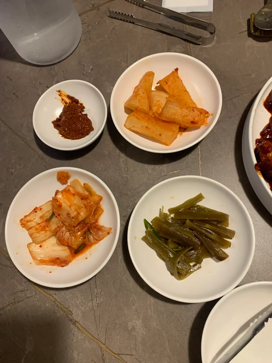 Basic side dishes: seasoning sauce, kkakdugi, kimchi, and burdock