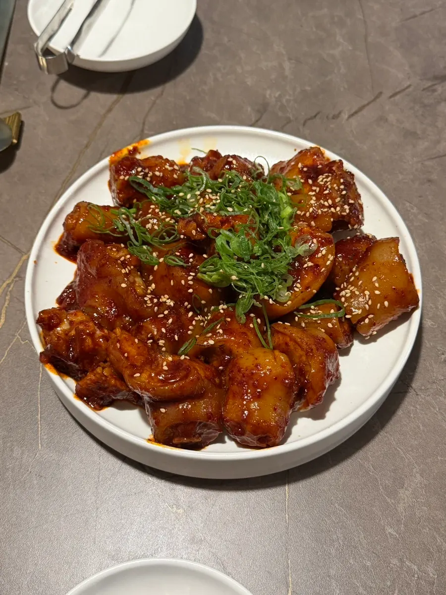Steamed pork tail with salty seasoning