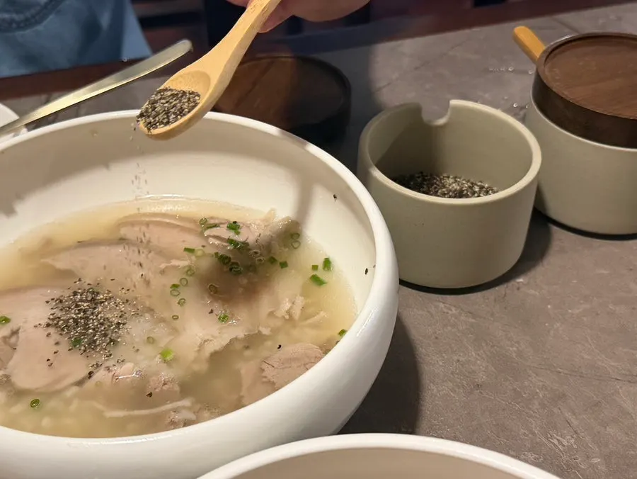 Pork gomtang sprinkled with salt and pepper