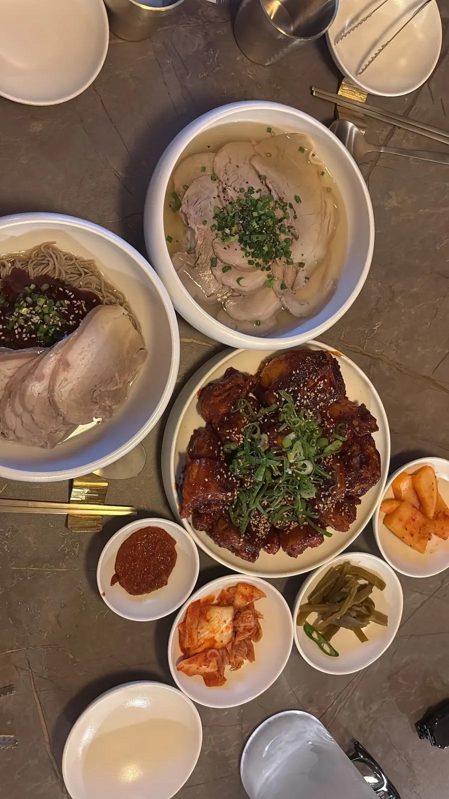 A bowl of clear gomtang at Anok