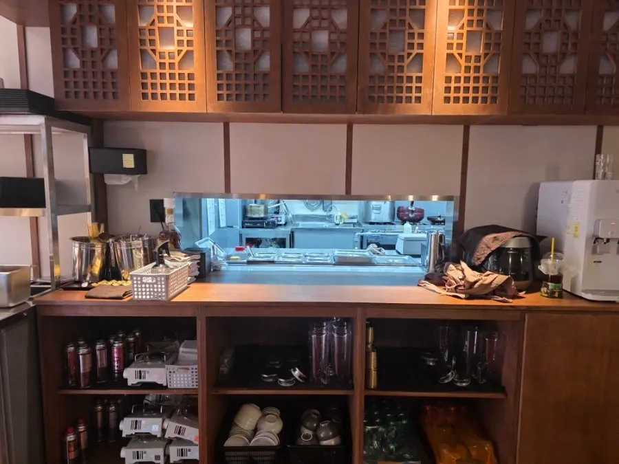 정갈하게 정리된 안옥 마당과 건물