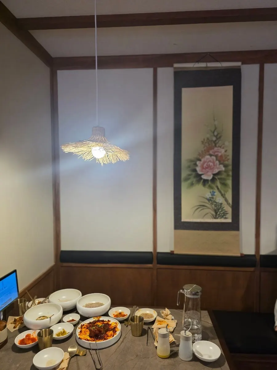 점심 손님이 지나간 안옥 홀 테이블