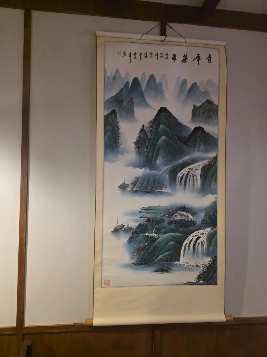 그림 족자가 걸린 안옥 내부 벽면