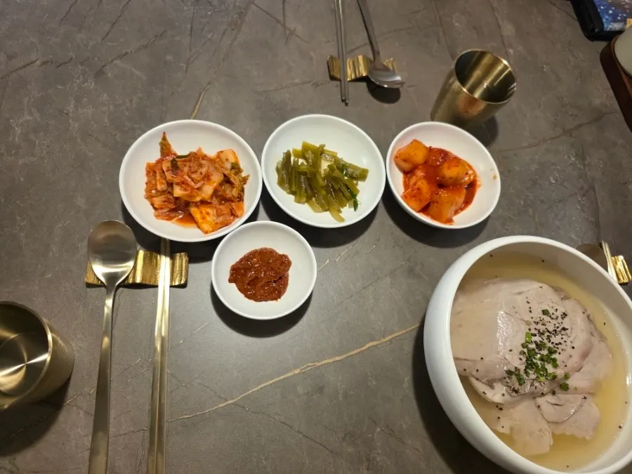 평양냉면과 곰탕이 차려진 안옥 상차림