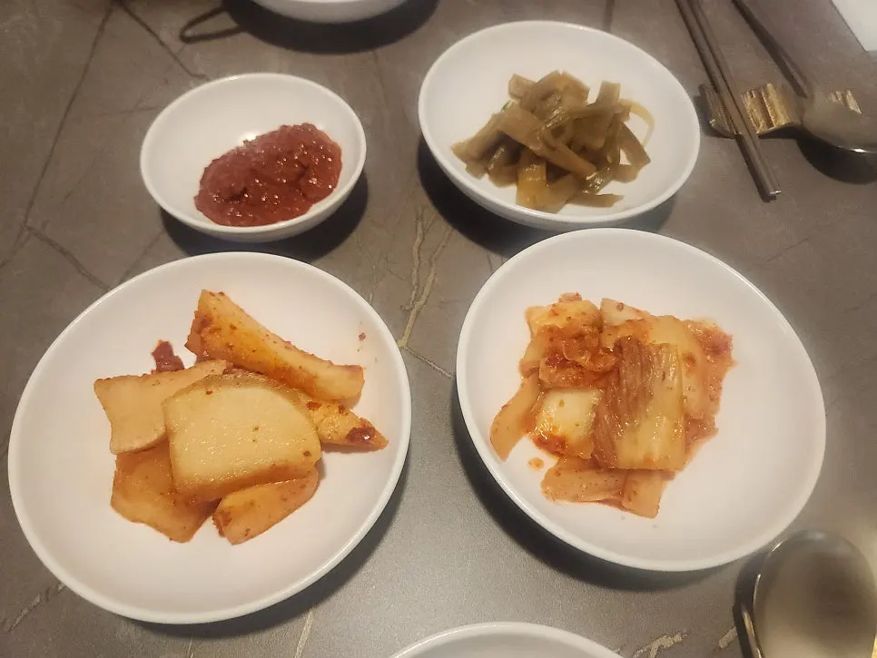깔끔한 입식 좌석으로 꾸며진 안옥 내부