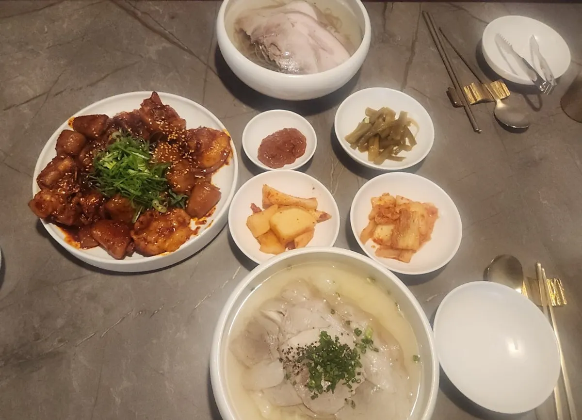 안옥 기본 반찬으로 나온 김치 두 가지