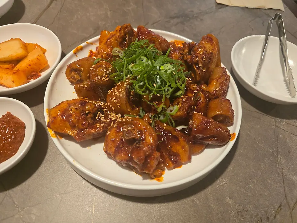 평양물냉면 돼지곰탕 돼지꼬리찜 세 메뉴 한 상