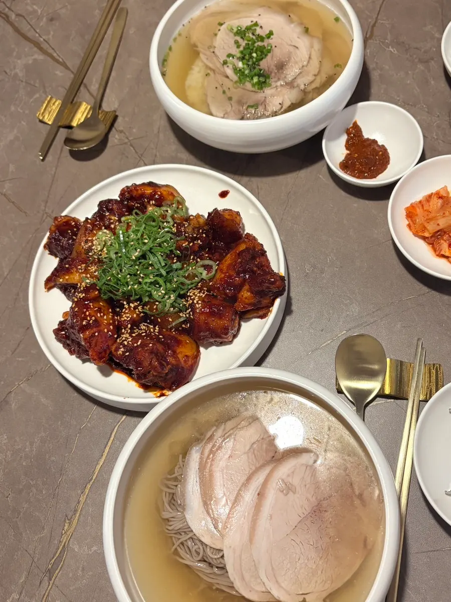 Kimchi, kkakdugi, and pickled vegetable side dishes