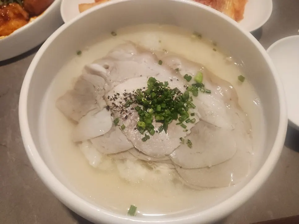 젓가락으로 집어 올린 돼지꼬리찜 한 점