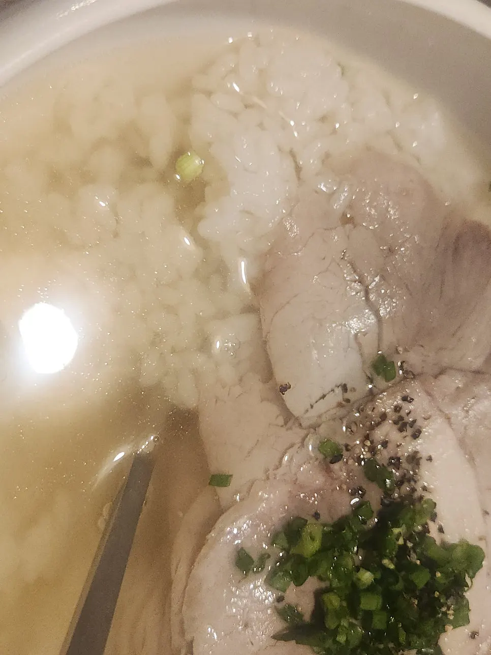 돼지고기가 넉넉히 담긴 안옥 돼지곰탕