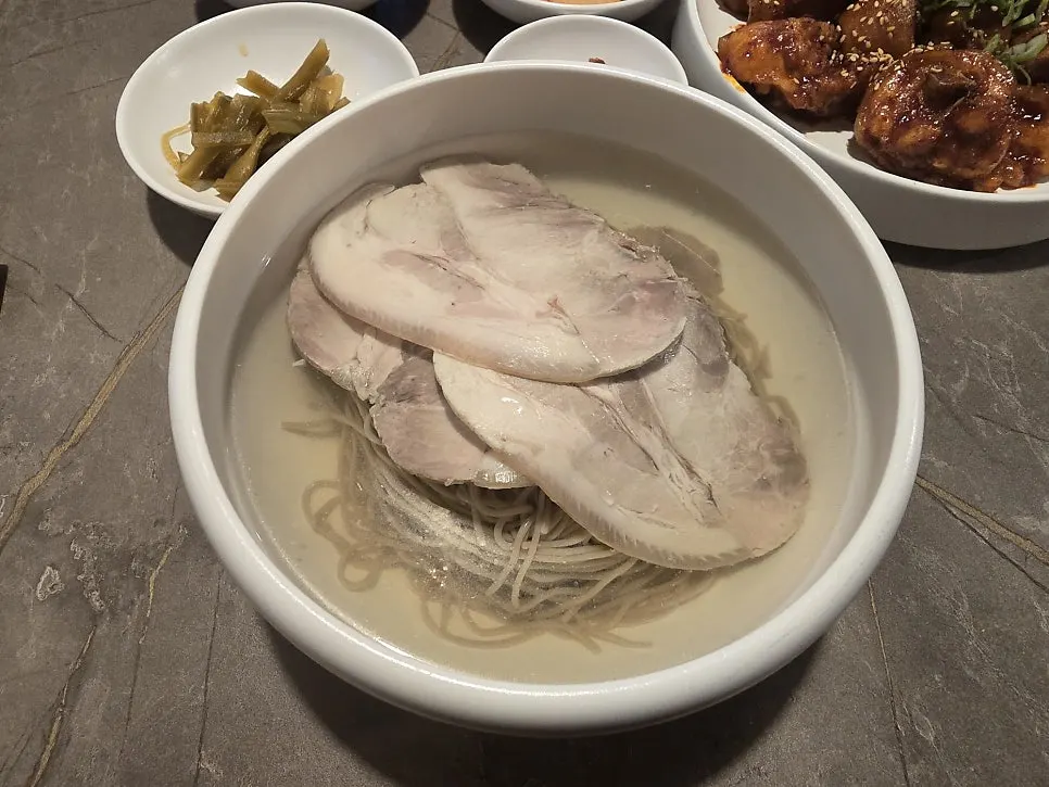 안옥 돼지곰탕과 기본 반찬 상차림