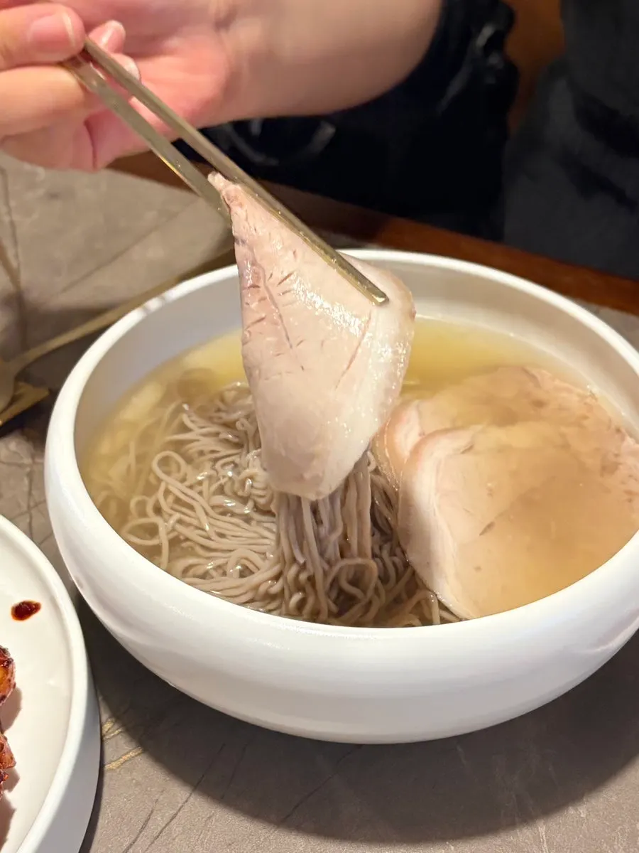 Close-up of Pyongyang naengmyeon broth