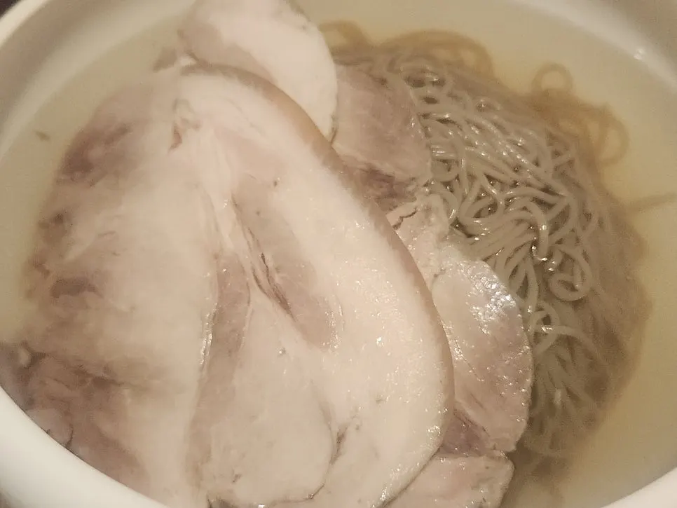 면을 들어 올린 평양물냉면 한 젓가락