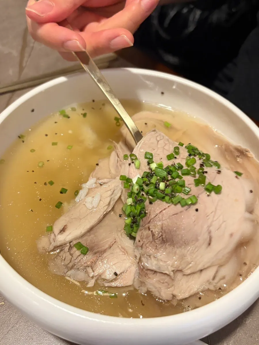 Clear gomtang eaten together with rice