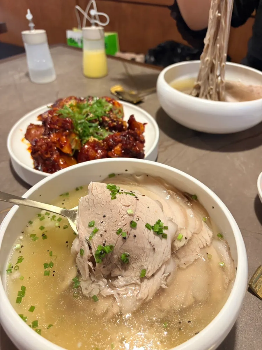 Close-up of the clear gomtang broth