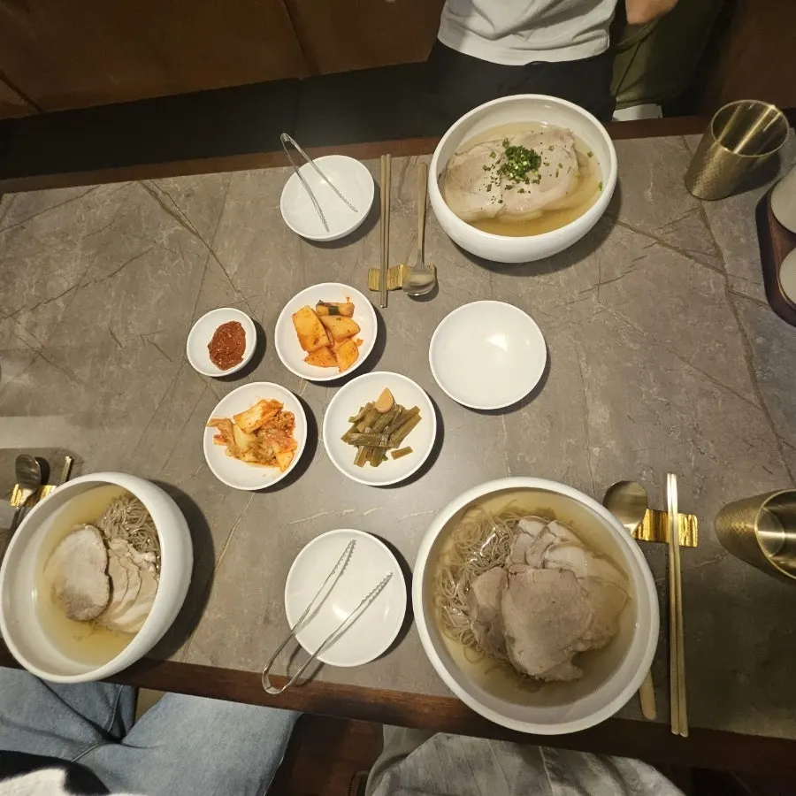 곰탕과 평양냉면, 돼지꼬리찜이 놓인 테이블