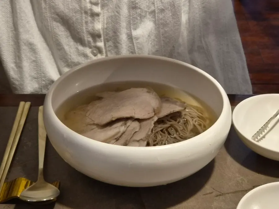 얇게 썬 고기를 국물과 함께 떠올린 곰탕