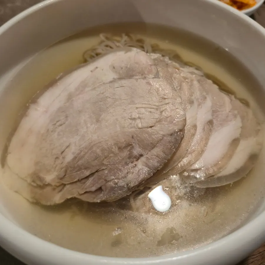 고기 고명이 넉넉한 안옥 평양냉면