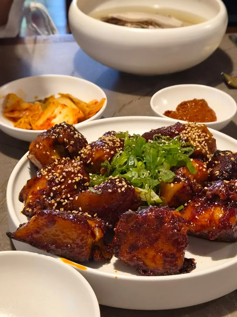 양념이 진하게 배인 돼지꼬리찜 한 접시