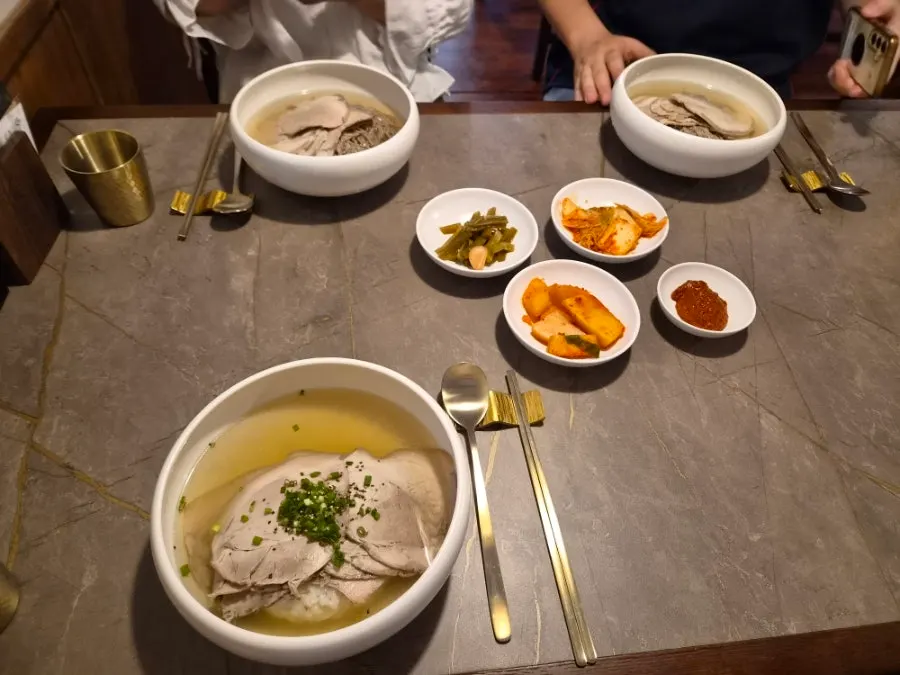 식사를 마친 안옥 테이블