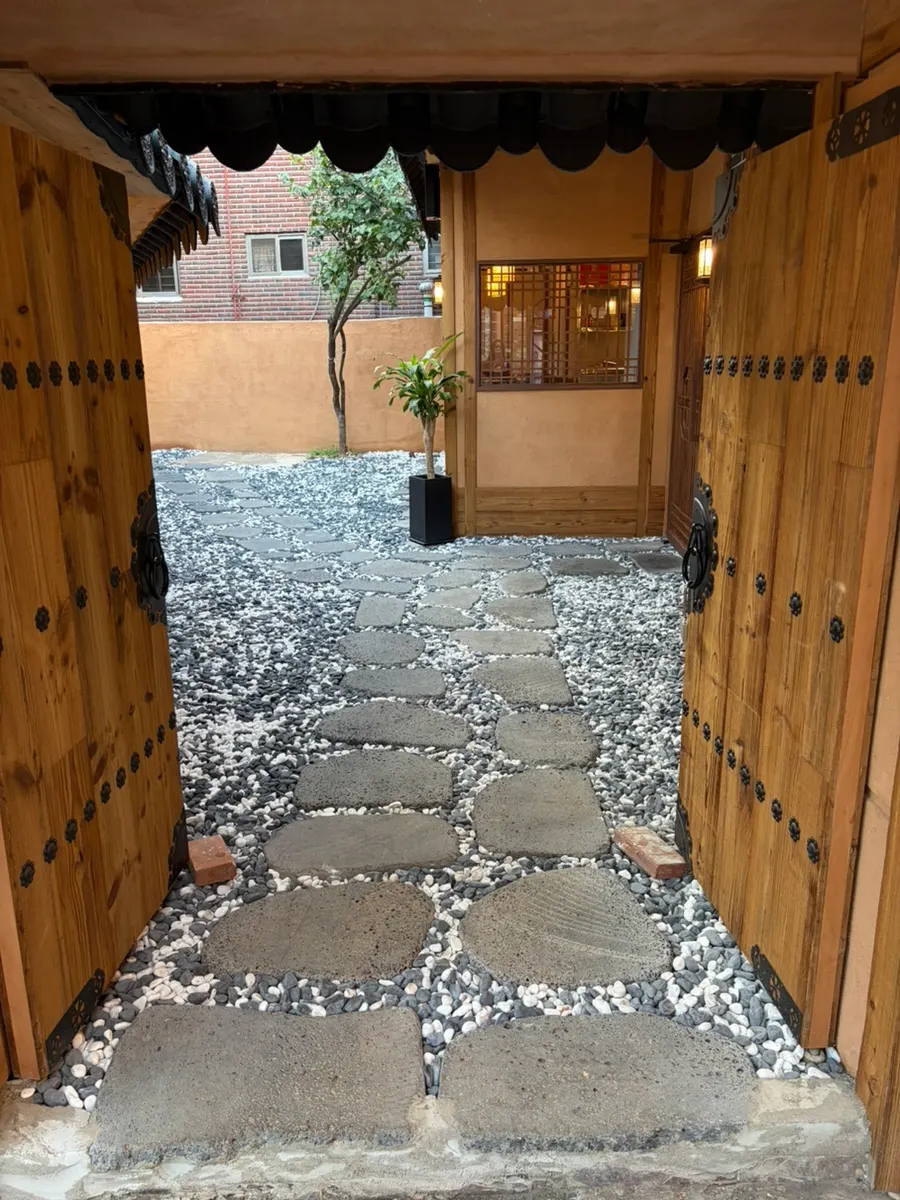 Ngoại thất quán ăn hanok Anok ở Hongdae